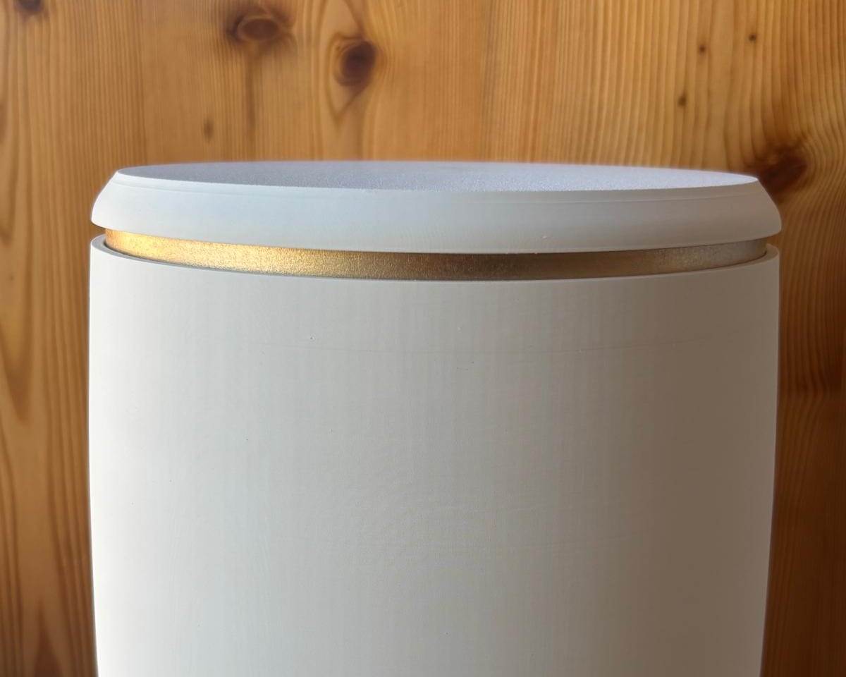 Weiße Urne mit Schattenfuge in Champagner-Gold zwischen Deckel und Korpus